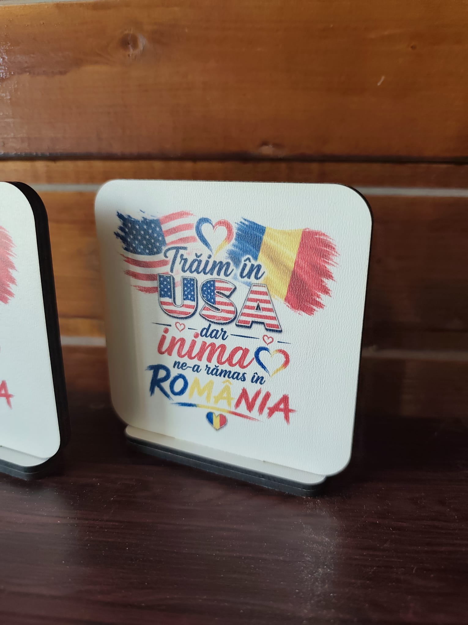 Plachetă cu suport 10 × 10 cm – „Trăim în USA, dar inima ne-a rămas în România”
