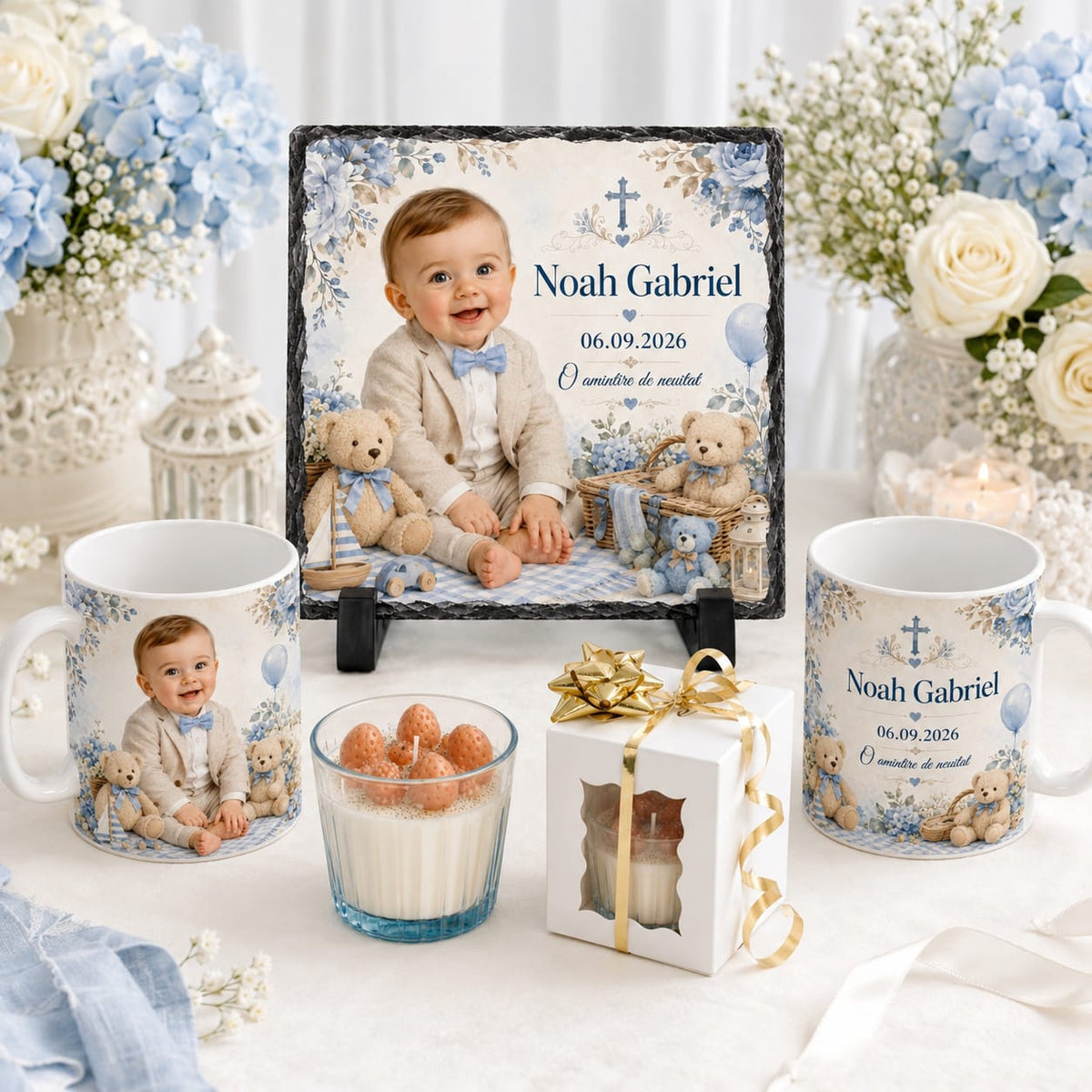 Set cadou personalizat pentru botez băiat cu fotografie – placă ardezie 20×20 cm, 2 căni de 330 ml și lumânare handmade