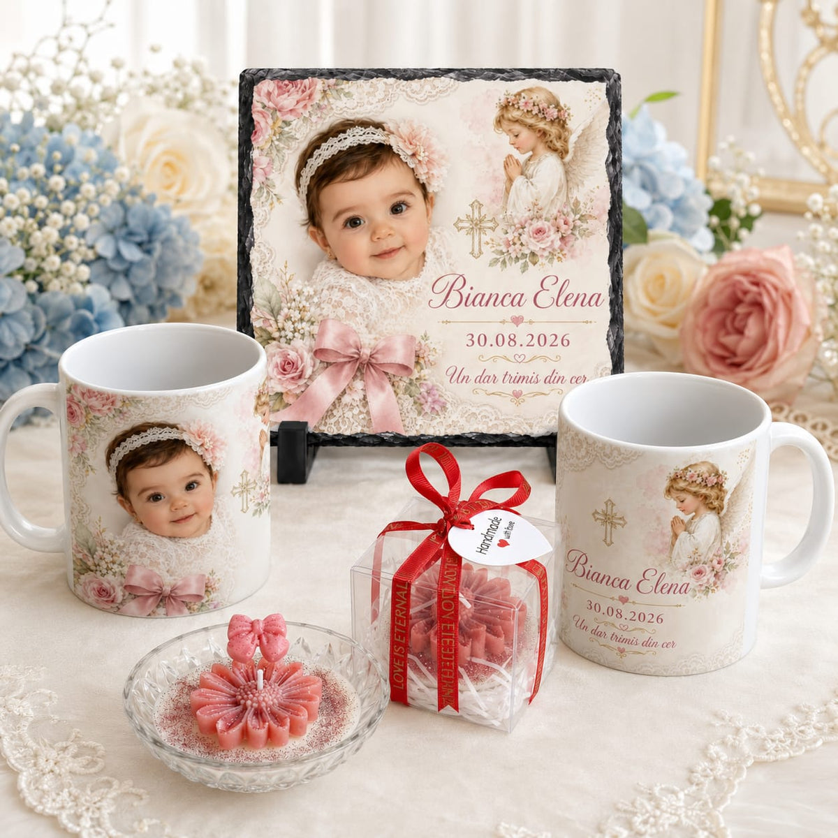Set cadou personalizat pentru botez fetiță cu fotografie – placă ardezie 20×20 cm, 2 căni de 330 ml și lumânare handmade