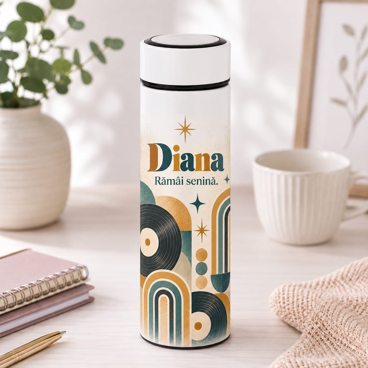 Termos Personalizat 500 ml cu Infuzor de Ceai, Nume și Mesaj – Rămâi Senină