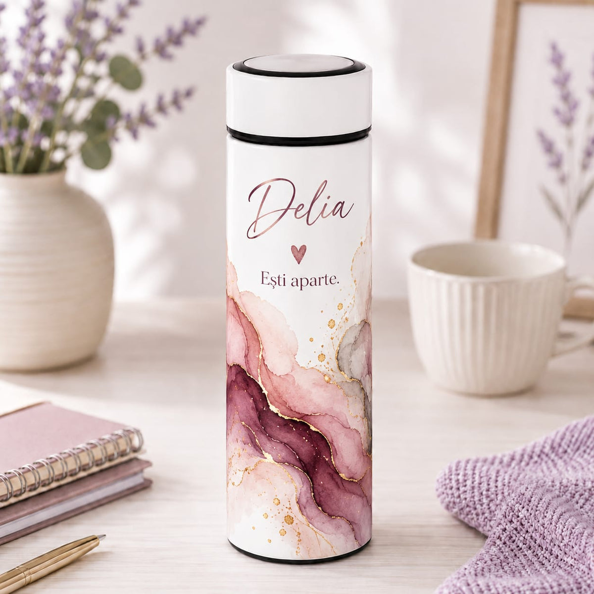 Termos Personalizat 500 ml cu Infuzor de Ceai, Nume și Mesaj – Ești Aparte