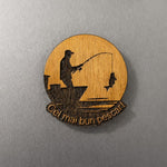 Magnet Frigider din Lemn „Cel mai bun pescar” – Cadou Original pentru Pasionați de Pescuit