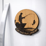 Magnet Frigider din Lemn „Cel mai bun pescar” – Cadou Original pentru Pasionați de Pescuit