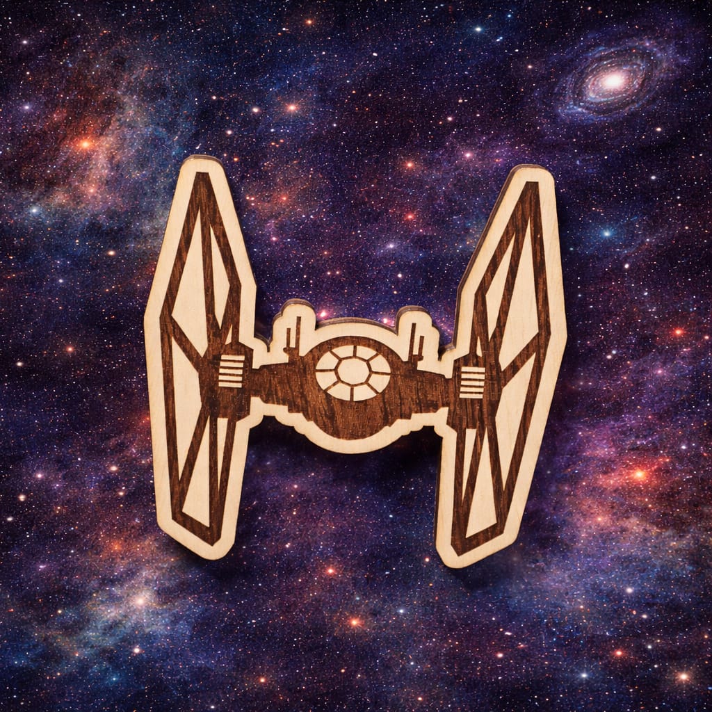 Magnet de frigider din lemn – Navă spațială | Design SF premium