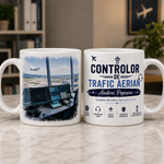 Cană personalizată pentru controlor de trafic aerian cu numele Andrei Popescu, turn de control, monitoare radar și aeroport