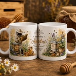 Cană personalizată pentru apicultor cu numele Andrei, 330 ml, design cu albine, stupi, fagure, flori și borcane cu miere