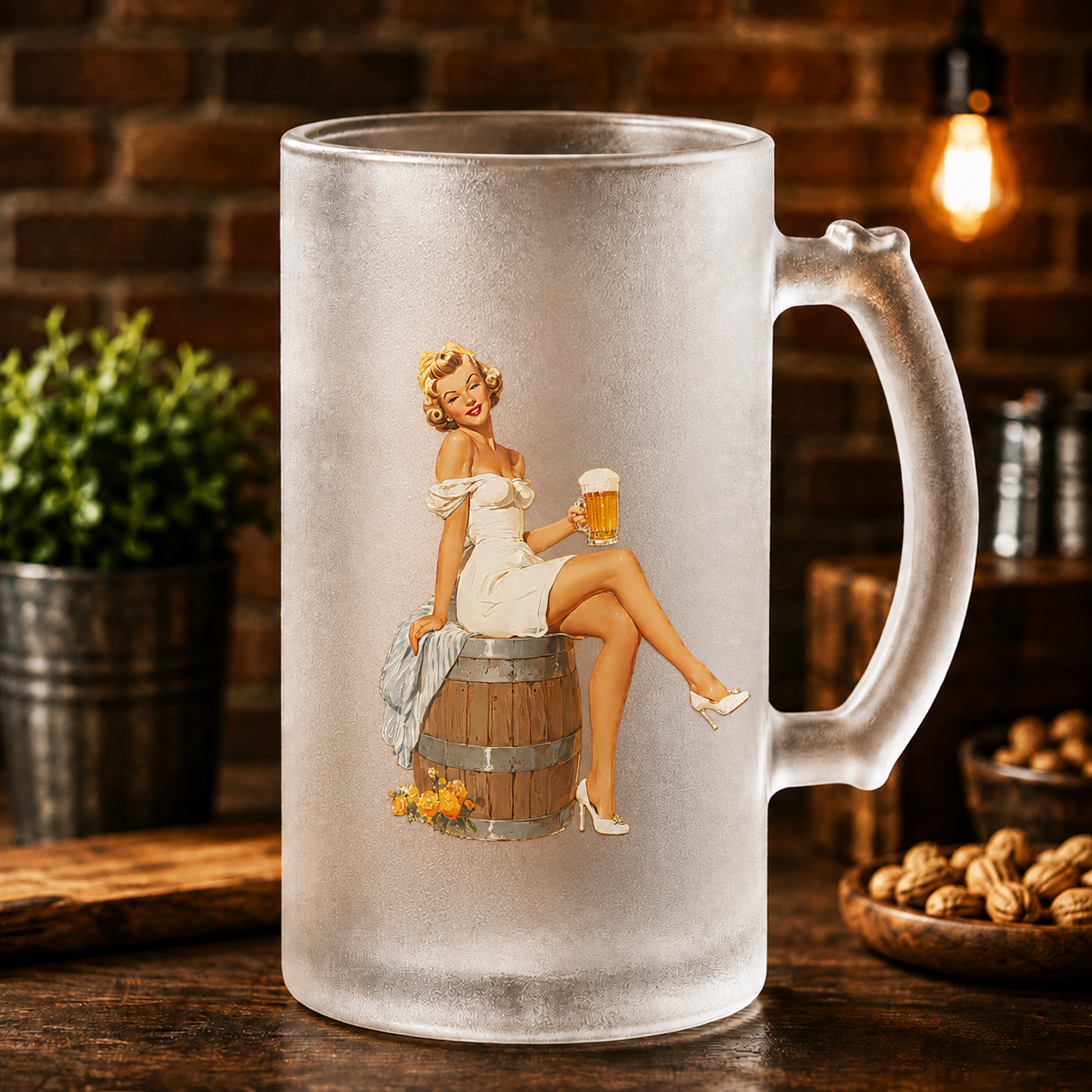 Halbă de bere din sticlă mată cu femeie pin-up pe butoi – 500 ml