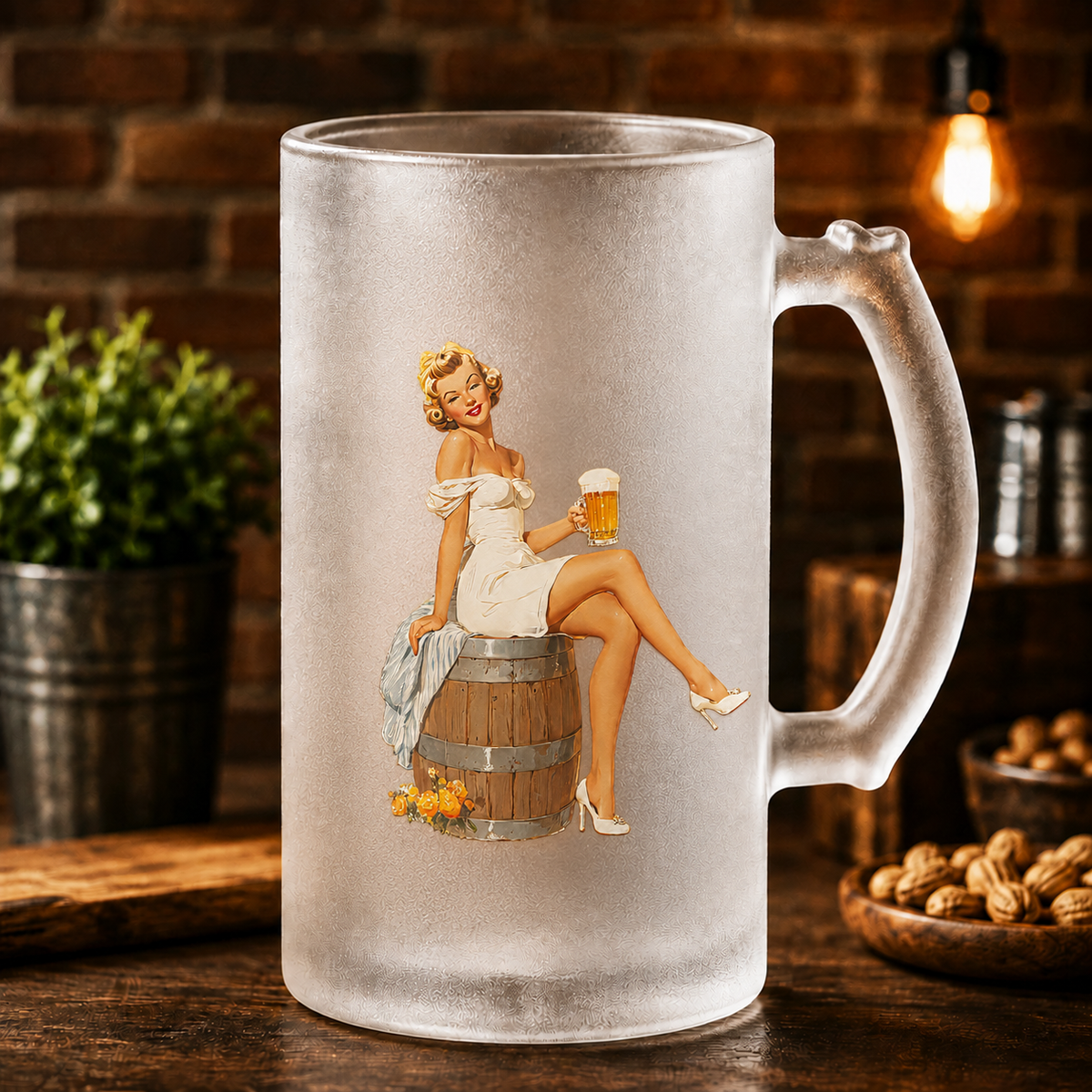 Halbă de bere din sticlă mată cu femeie pin-up pe butoi – 500 ml