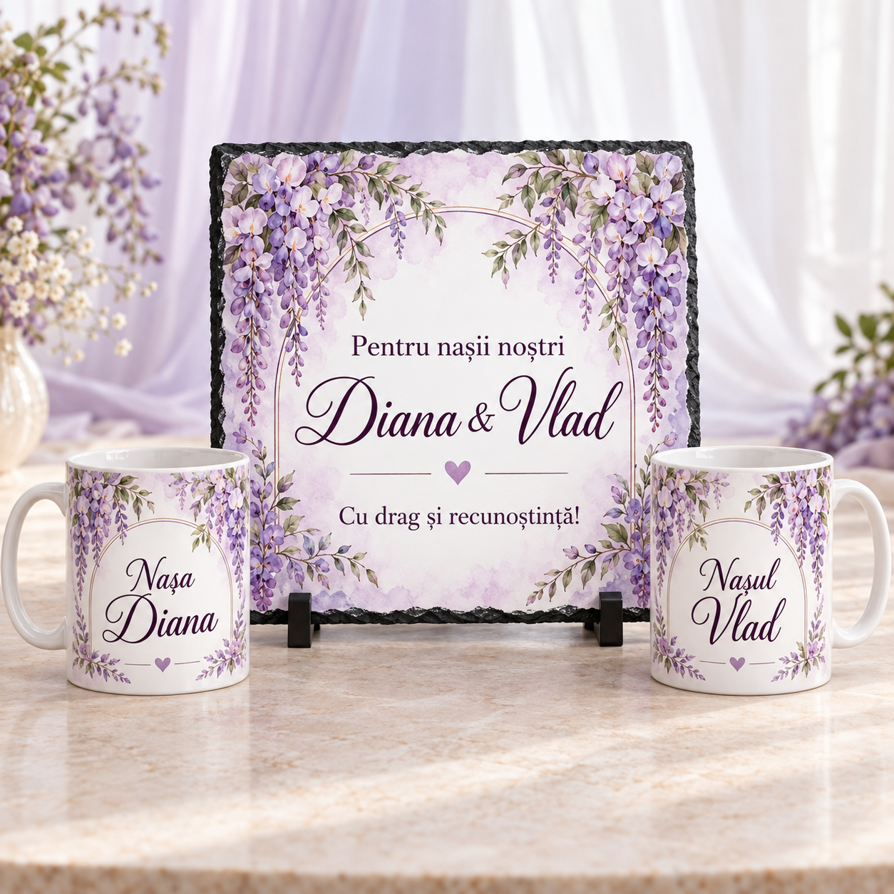 Set Cadou Personalizat pentru Nași cu Flori Mov – Ardezie 20x20 cm + 2 Căni 330 ml