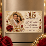 Set cadou personalizat pentru aniversarea căsătoriei – 2 căni, placă de ardezie 20 × 20 cm și magnet 9 × 5,5 cm