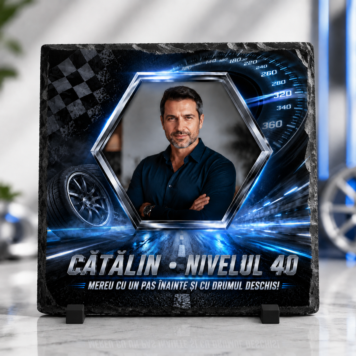 Placă de ardezie personalizată 20×20 cm cu poză – „Nivelul 40” | Cadou aniversar pentru bărbat pasionat de mașini