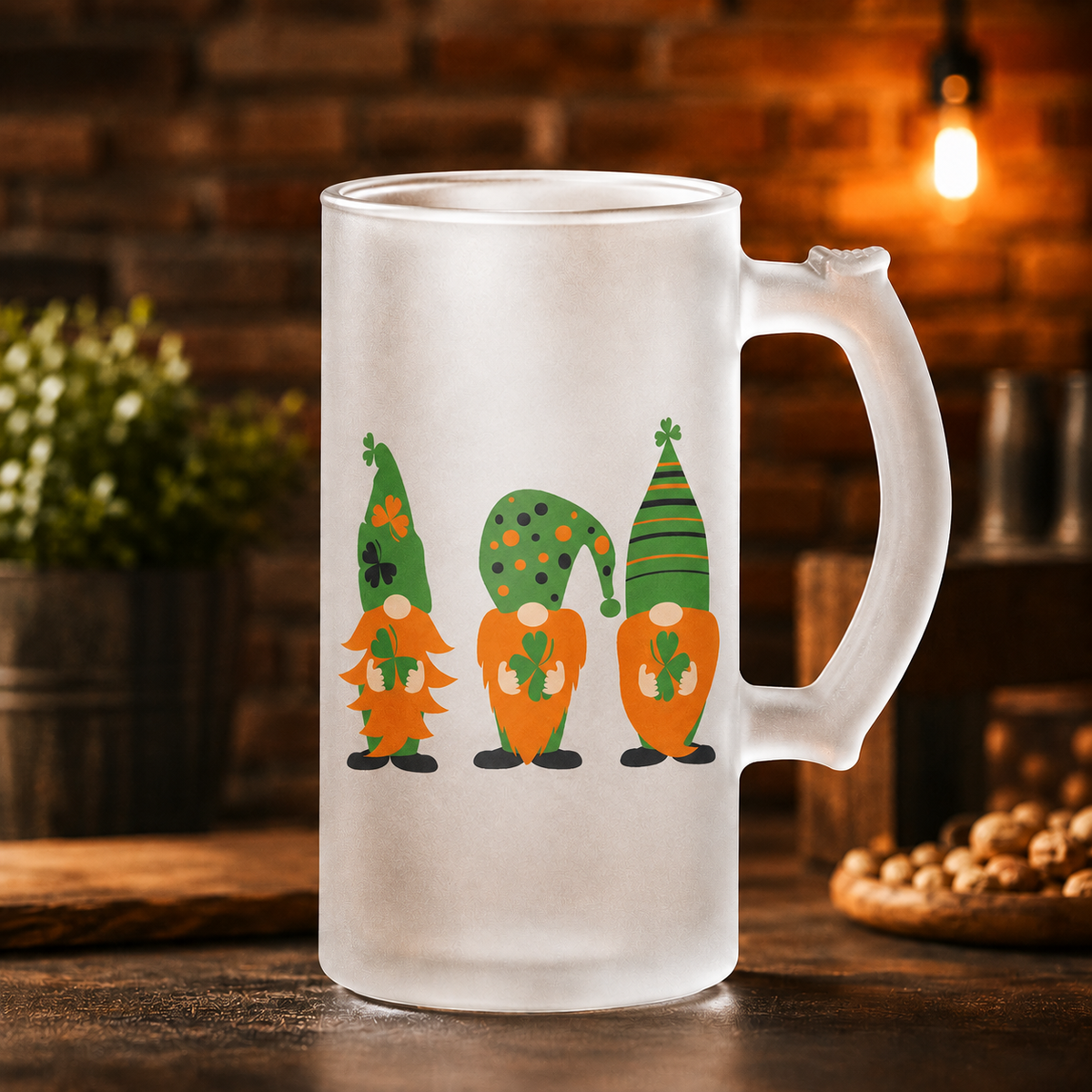 Halbă de bere din sticlă mată cu spiriduși și trifoi – 500 ml