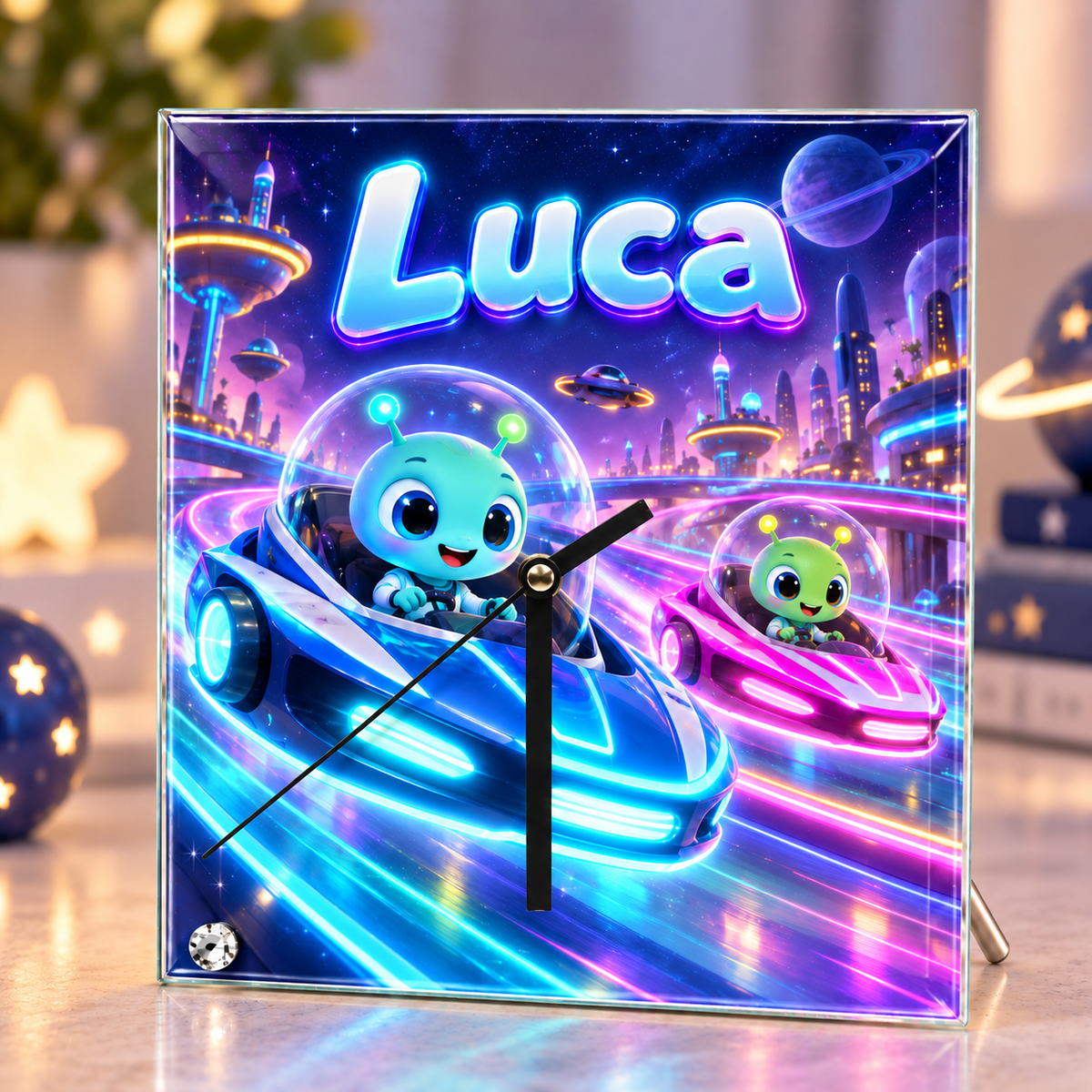 Ceas de birou personalizat pentru copii din sticlă 20×20 cm – Extratereștri, Mașini Futuriste și Oraș Spațial cu Nume