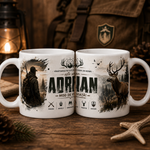 Cană personalizată pentru vânător cu numele Adrian, 330 ml, design rustic cu cerb, vânător și peisaj montan