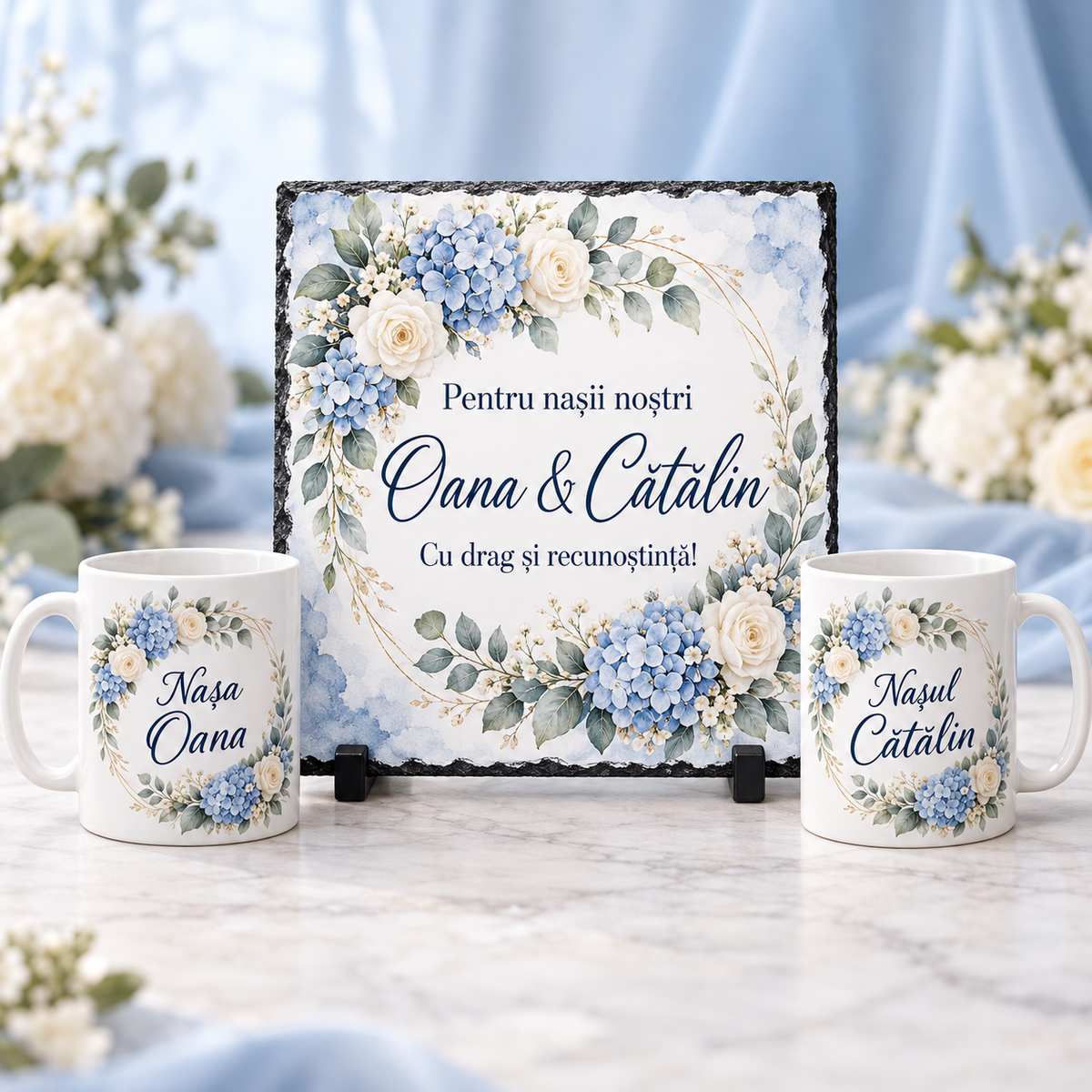 Set Cadou Personalizat pentru Nași cu Hortensii Albastre – Ardezie 20x20 cm + 2 Căni 330 ml