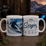 Cană personalizată pentru schior de 330 ml, cu numele Sergiu, sportiv pe pârtie și peisaj montan de iarnă