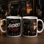 Cană personalizată pentru șofer de TIR cu nume – „La volan e stil de viață”, 330 ml
