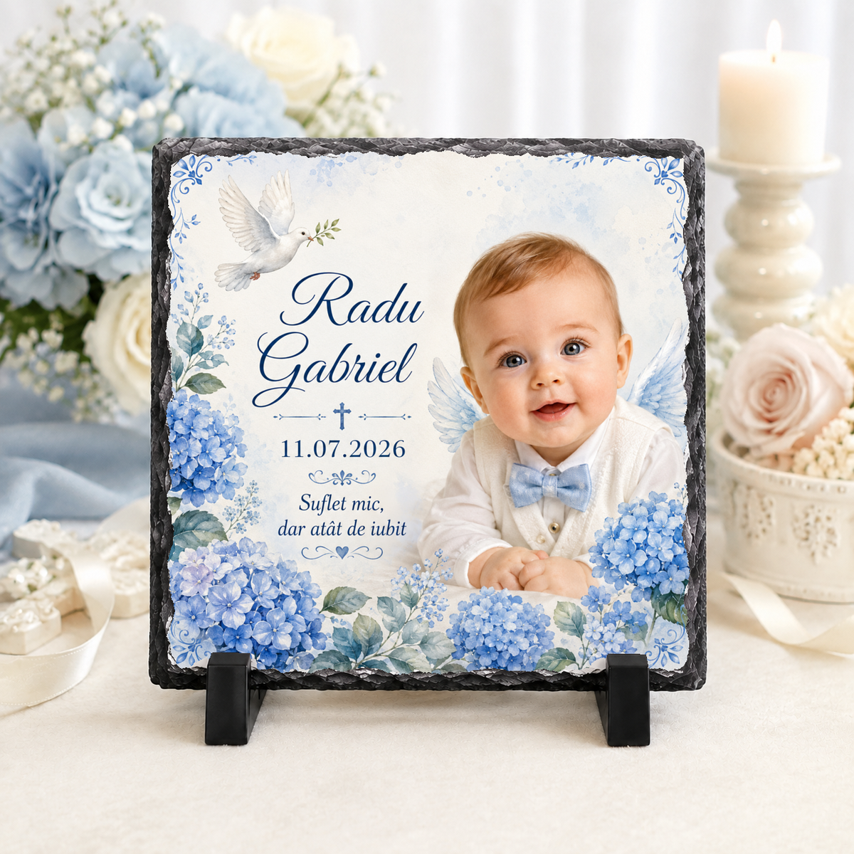 Placă de ardezie personalizată pentru botez băiețel – 20 × 20 cm cu fotografie, hortensii albastre, porumbel și aripi de înger