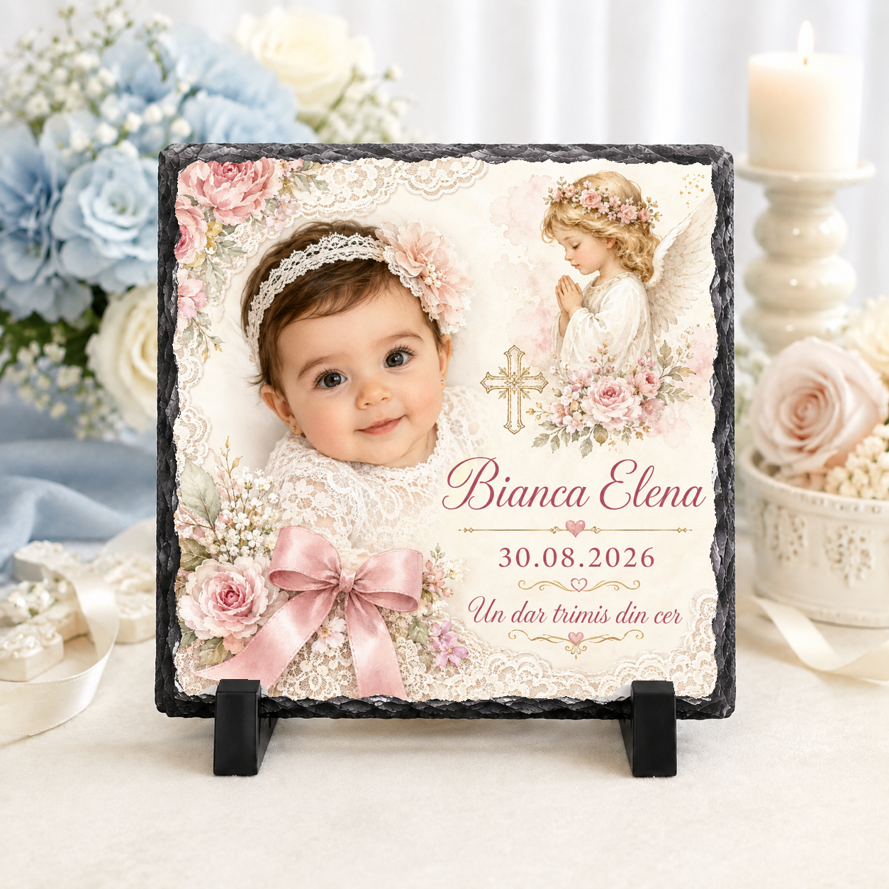 Placă de ardezie personalizată pentru botez fetiță – 20 × 20 cm cu fotografie, îngeraș, dantelă și flori roz