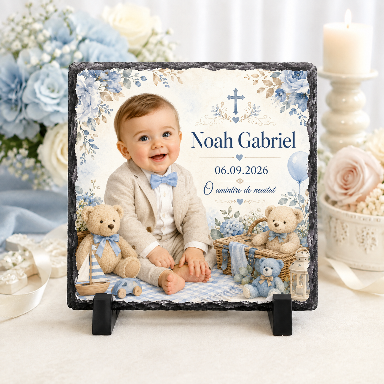 Placă de ardezie personalizată pentru botez băiețel – 20 × 20 cm cu fotografie, ursuleți, flori albastre și cruce