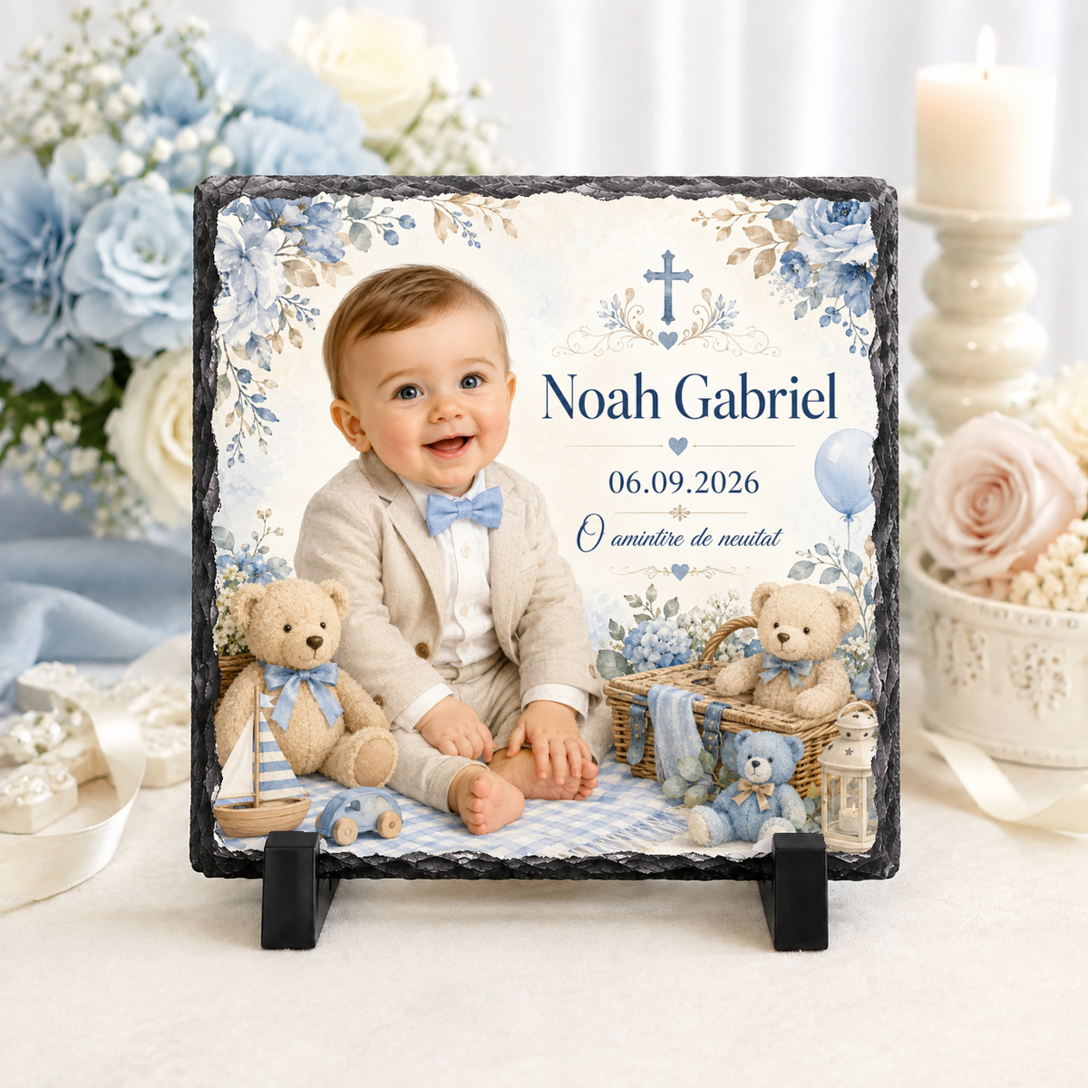 Placă de ardezie personalizată pentru botez băiețel – 20 × 20 cm cu fotografie, ursuleți, flori albastre și cruce