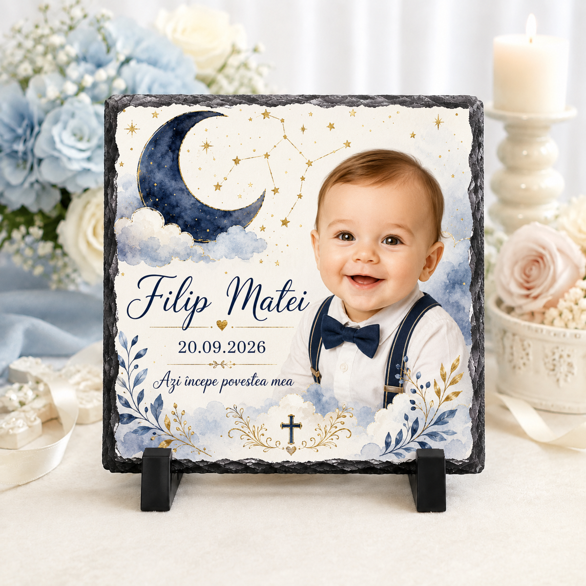 Placă de ardezie personalizată pentru botez băiețel – 20 × 20 cm cu fotografie, lună, constelații și mesaj „Azi începe povestea mea”