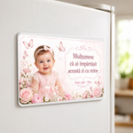 Mărturie de botez fetiță – Magnet de frigider personalizat 9 × 5,5 cm cu fotografie, flori roz și fluturași