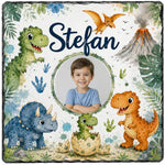 Placă ardezie personalizată pentru băieți, 20 × 20 cm – model cu dinozauri și fotografie