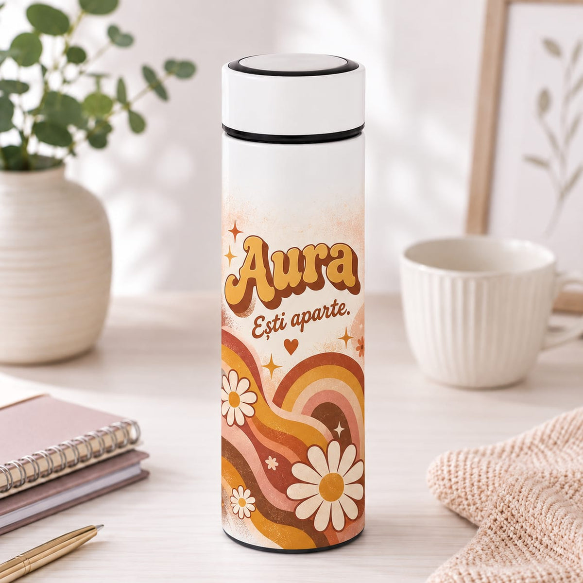 Termos Personalizat 500 ml cu Infuzor de Ceai, Nume și Mesaj – Design Retro „Ești Aparte”