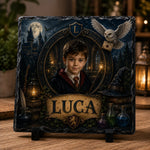Placă ardezie personalizată pentru băieți, 20 × 20 cm – model școală de magie