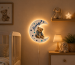 Lampă de veghe LED personalizată cu nume – Lună și ursuleț albastru | 35 cm | Lumină reglabilă