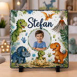 Placă ardezie personalizată pentru băieți, 20 × 20 cm – model cu dinozauri și fotografie