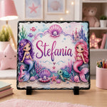 Placă ardezie personalizată pentru fetiță, 20 × 20 cm – model cu sirene și nume